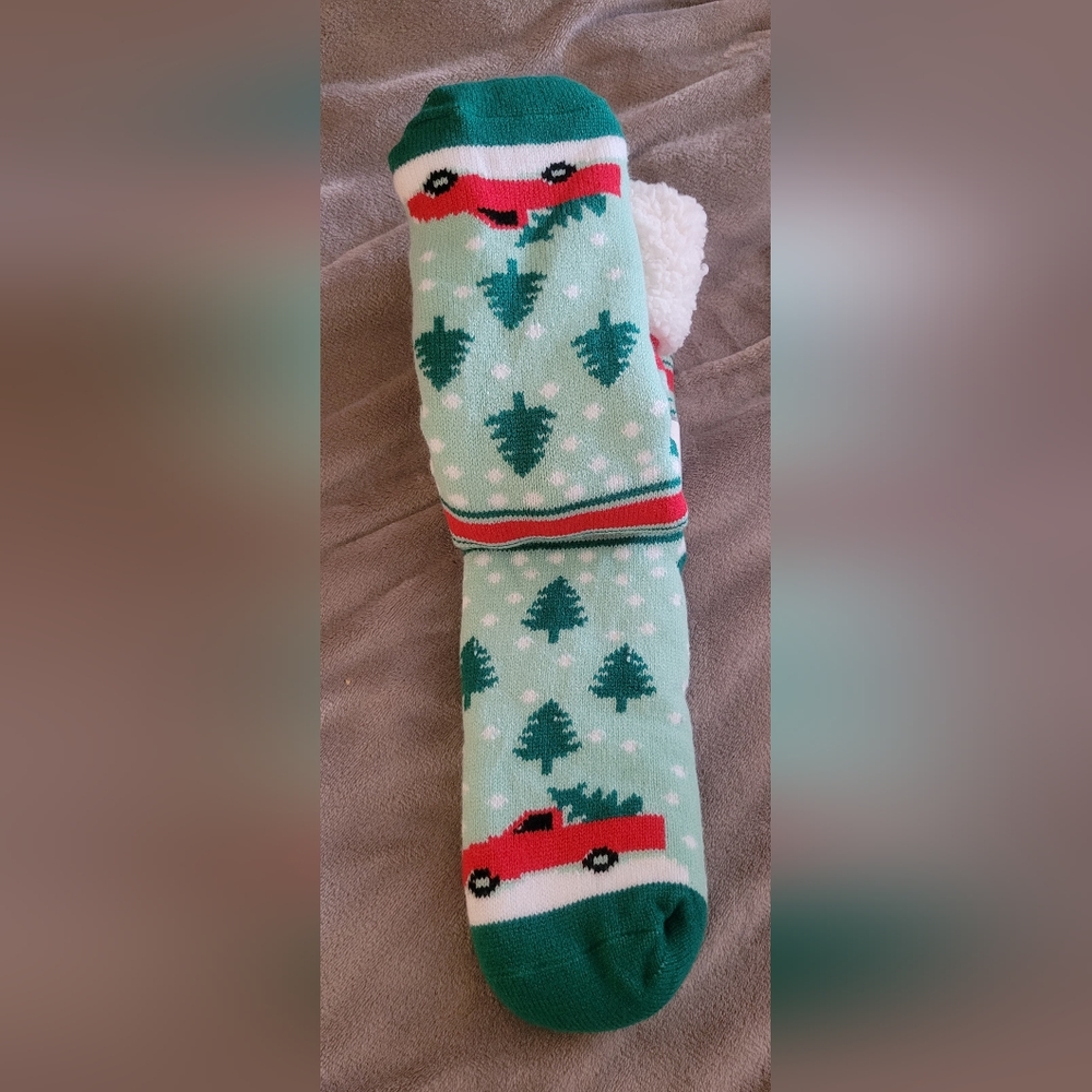 HALLMARK RED PICK UP TRUCK COZY SLIPPER SOCKS WOMEN'S 9-11 NEW, (closet)